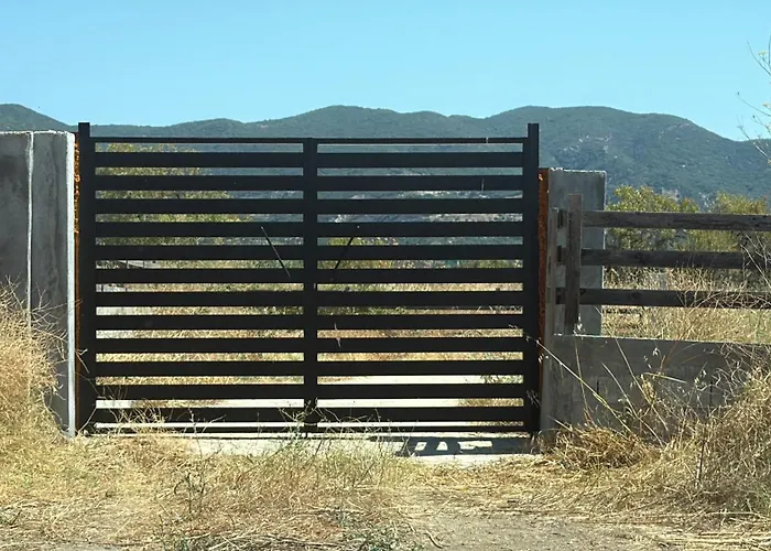 Private Parking For Cars, Vans, Campers, Bus, Rv, Trailer & Caravan With Easy Access To Expressway & Main Road - Quiet Location With Mountain Views, Near The Beach, With 2 Lose Guard Dogs, No Water Or Electric, No Shower Or Toilet - Self Check-in *
