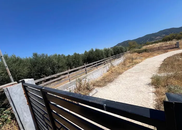 Private Parking For Cars, Vans, Campers, Bus, Rv, Trailer & Caravan With Easy Access To Expressway & Main Road - Quiet Location With Mountain Views, Near The Beach, With 2 Lose Guard Dogs, No Water Or Electric, No Shower Or Toilet - Self Check-in Camping *
