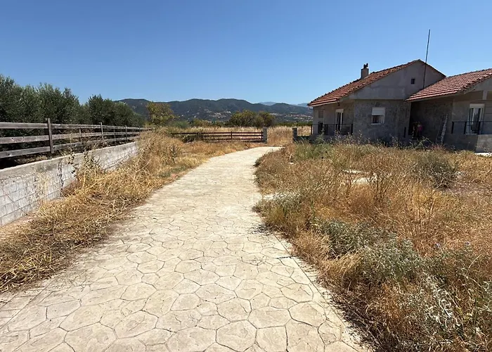 Camping Private Parking For Cars, Vans, Campers, Bus, Rv, Trailer & Caravan With Easy Access To Expressway & Main Road - Quiet Location With Mountain Views, Near The Beach, With 2 Lose Guard Dogs, No Water Or Electric, No Shower Or Toilet - Self Check-in
