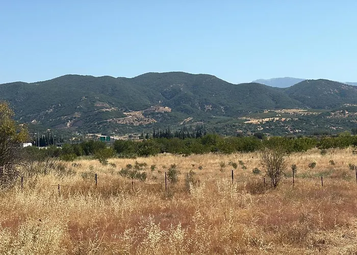 Camping Private Parking For Cars, Vans, Campers, Bus, Rv, Trailer & Caravan With Easy Access To Expressway & Main Road - Quiet Location With Mountain Views, Near The Beach, With 2 Lose Guard Dogs, No Water Or Electric, No Shower Or Toilet - Self Check-in *